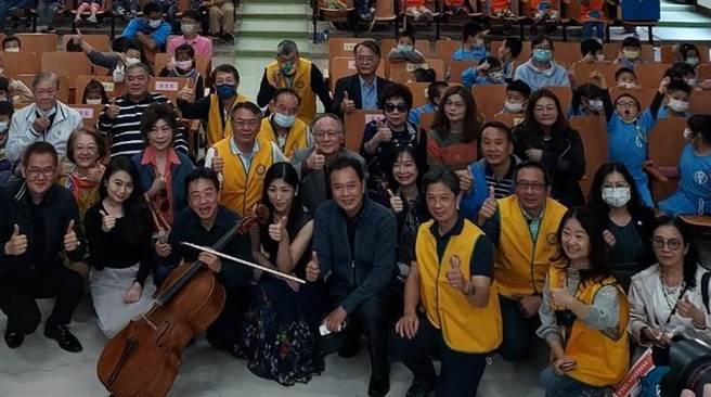 國內知名大提琴家張正傑在走過烽火歲月的「金東電影院」，與來自島嶼東北角的安瀾國小、述美國小師生約300人，共度一場歷史建築與悠揚琴聲合拍的音樂饗宴。（金門縣府提供）