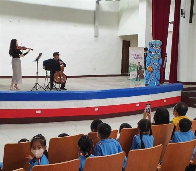 張正傑以輕鬆活潑的主題帶領小朋友開心玩音樂。（金門縣府提供）