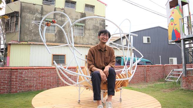 高正浩在台南藝術大學建築所師生協助下，完成鴿舍博物館的大型入口意象「骨鴿」。（張毓翎攝）