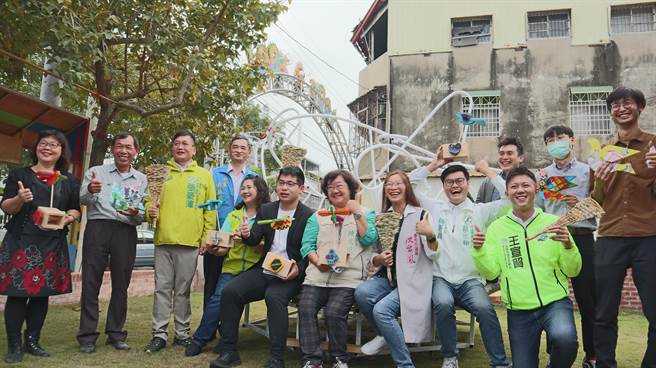 鴿舍博物館的大型入口意象「骨鴿」今天正式亮相，許多地方人士出席參觀。（張毓翎攝）