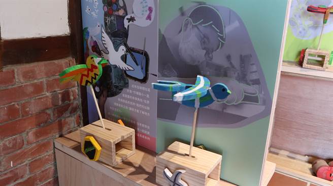 竹埔國小學生創作可前後搖擺的鴿子，目前在鴿舍博物館展出。（張毓翎攝）