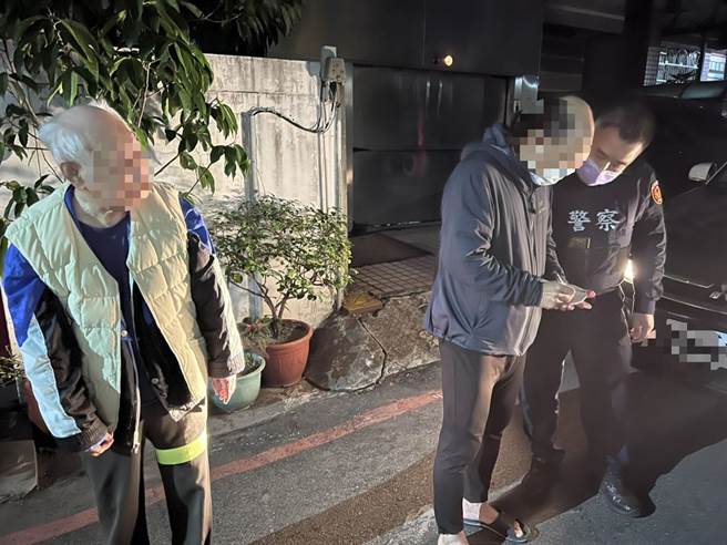 員警趕抵確認其身分及住址，最後成功將老翁載返家中。 （台中市警第二分局提供／張妍溱台中傳真）