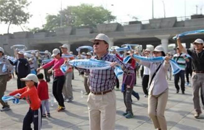 烨辉企业荣获健康企业公民等二项银奖殊荣。（图／烨辉提供） 
