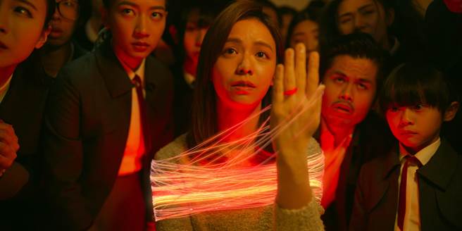 宋芸桦片中绑红线。（传影提供） 