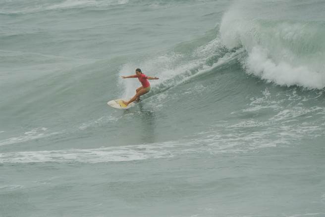 为期2周的台湾国际衝浪公开赛已在台东金樽落幕，潘美心勇夺女子组冠军。(台东县政府交通及观光发展处提供)