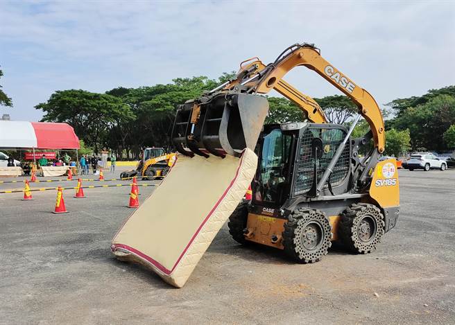 嘉义县每月可产生数百床废弃弹簧床，早年全靠各清洁队人工拆解，费时又费力，现透过铲装机拆解，平均5到6分钟可拆解完1床， 整体效率提升5倍。（嘉义县政府提供／吕妍庭嘉义传真）
