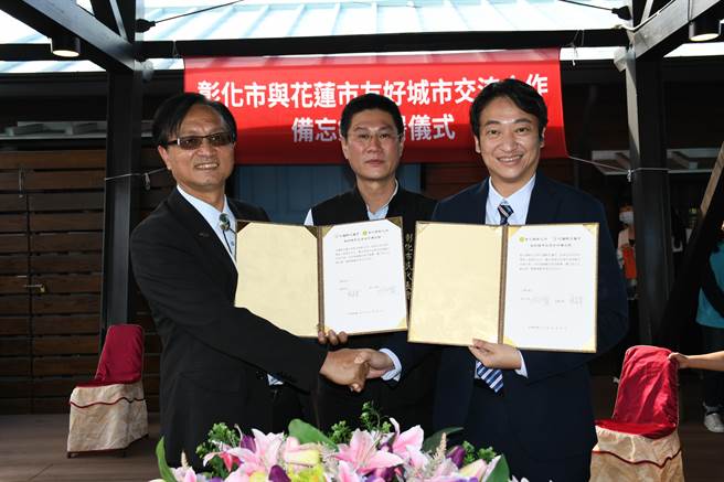 花莲市长魏嘉贤（右）彰化市长林世贤（左）29日在彰化市民代表会主席陈文宾见证下，完成「友好城市交流合作备忘录」签署。（彰化市公所提供／谢琼云彰化传真）