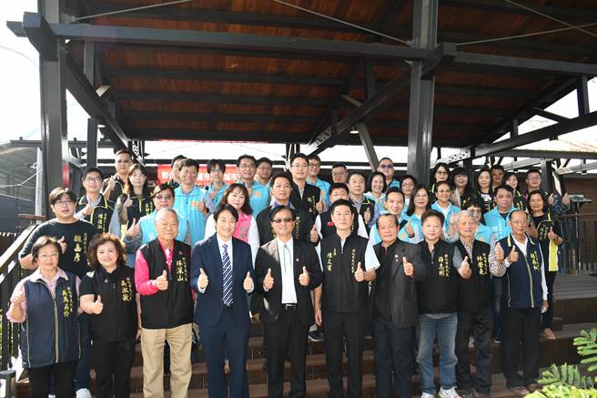 花莲市与彰化市公所继续缔结友好城市结盟，双方公所团队与与彰化市民代表会，在新开辟的彰化市户羽机关车园区，相见欢大合影留念。（彰化市公所提供／谢琼云彰化传真）