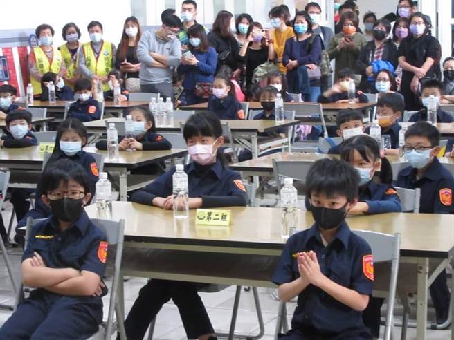 大園警分局小小警察體驗營，VR實境模擬遊戲、AR擴增實境技術，學童樂在其中。(翻攝照片／蔡依珍桃園傳真)