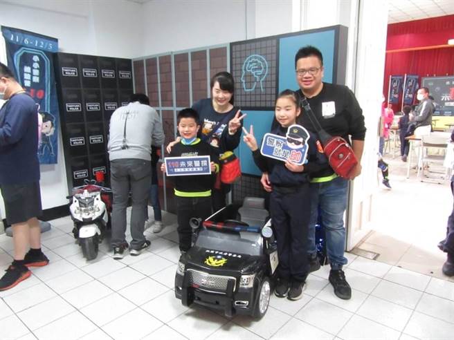 大園警分局小小警察體驗營，VR實境模擬遊戲、AR擴增實境技術，學童樂在其中。(翻攝照片／蔡依珍桃園傳真)