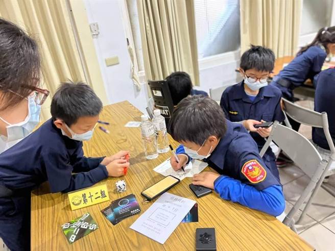 大園警分局小小警察體驗營，VR實境模擬遊戲、AR擴增實境技術，學童樂在其中。(翻攝照片／蔡依珍桃園傳真)