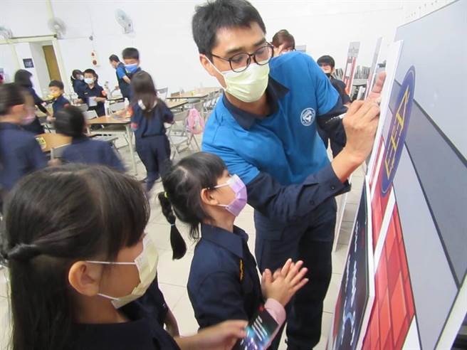 大園警分局小小警察體驗營，VR實境模擬遊戲、AR擴增實境技術，學童樂在其中。(翻攝照片／蔡依珍桃園傳真)