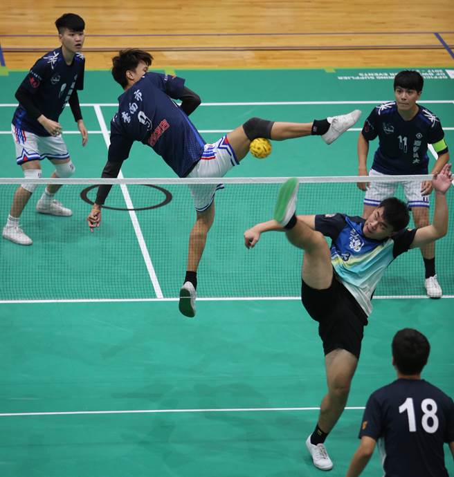 藤球全国团体赛落幕，佳冬高农勇夺男子三人组冠军，曾振德（右）杀球，嘉南药大陶秉业跃起防守。(藤球协会提供)