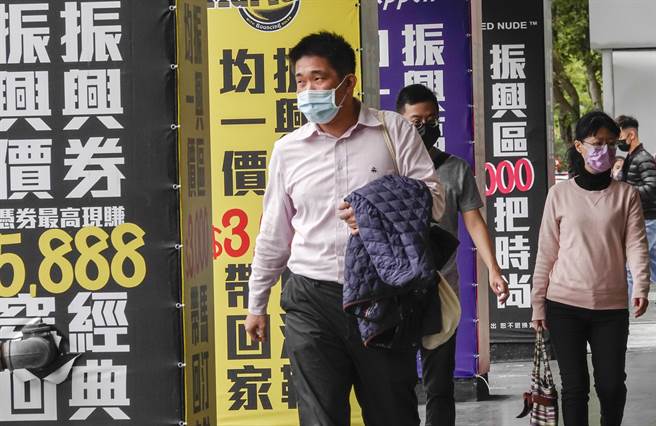 振興券商機在疫情當下，大家都想分一杯羹，有業者把店面改裝主打使用振興券優惠，企圖爭取消費者關注。（黃子明攝）