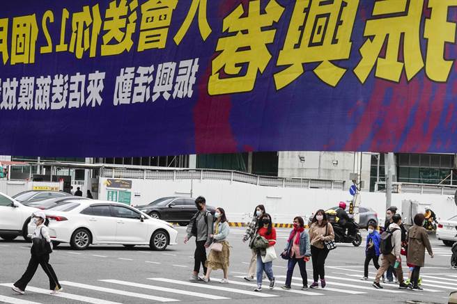 振興券商機在疫情當下，大家都想分一杯羹，運動休閒業者推出使用振興券入會贈送效期優惠，希望爭取來客。（黃子明攝）