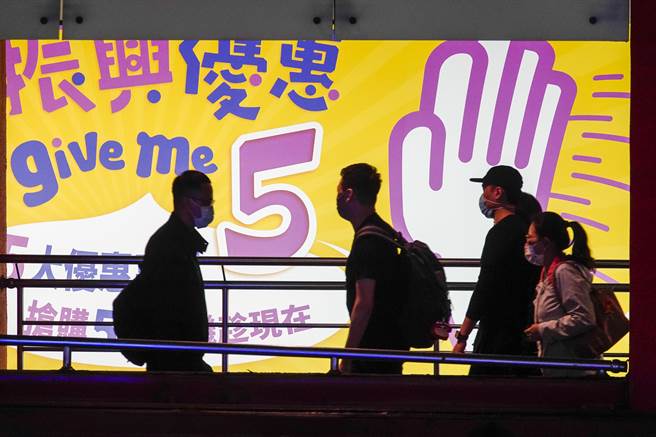 為爭取振興券商機，電信業者主打使用振興券折扣優惠，在鬧區設置大型廣告看板。（黃子明攝）