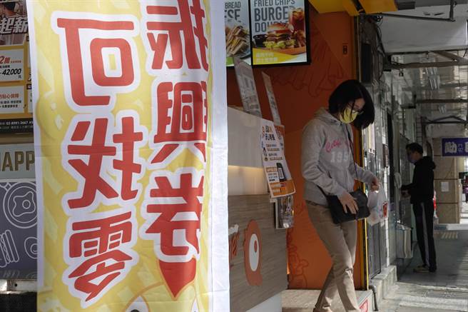 小型商家為爭取振興券商機，推出使用振興券可以找零訴求。（黃子明攝）