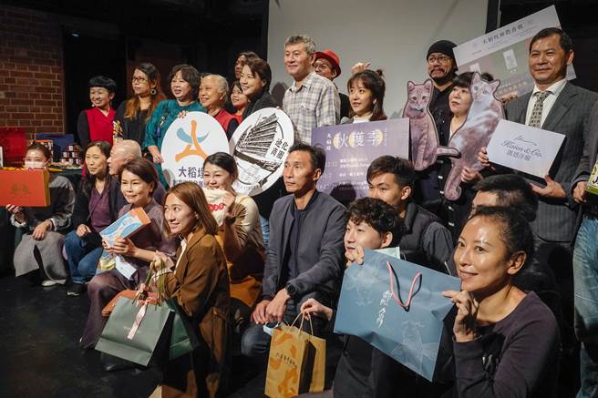 迪化街商圈為振興商機，業者29日跨組織宣告12月「秋穫季」起跑，推出「神農香囊」，搭配100家店家的熊好券、振興券優惠，記者會中商家展示各自商品為活動暖身。（黃子明攝）