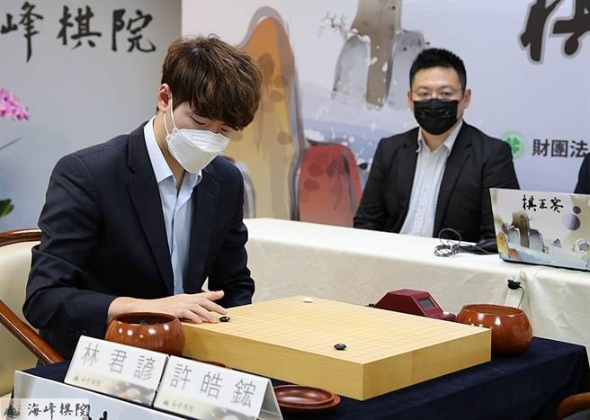 台湾职业棋士林君谚在棋王赛七番战最终局持黑中盘击败现任棋王许皓鋐，挑战成功夺下棋王头衔。(海峰棋院提供)