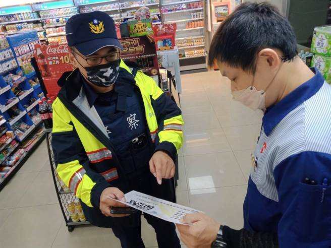 龜山警分局採「巡、問、查」，由派出所、社區巡守隊及分局督導人員加密三層治安防護網，副分局長也要巡簽成功阻詐。(警方提供／蔡依珍桃園傳真)