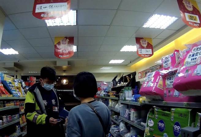 龜山警分局採「巡、問、查」，由派出所、社區巡守隊及分局督導人員加密三層治安防護網，副分局長也要巡簽成功阻詐。(警方提供／蔡依珍桃園傳真)