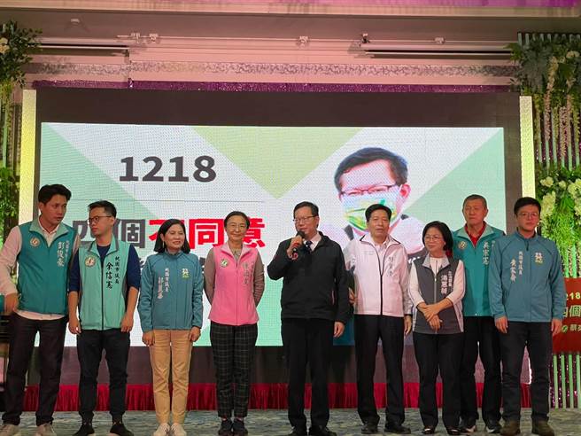 桃園市長鄭文燦(中)宣講4大公投，批國民黨被戰鬥藍極端派綁架。(呂筱蟬攝)