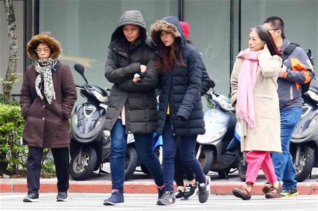 入夜后变天，中央气象局表示，大陆冷气团进攻，低温将下探11度，最冷时间点曝光。(资料照/陈信翰摄)