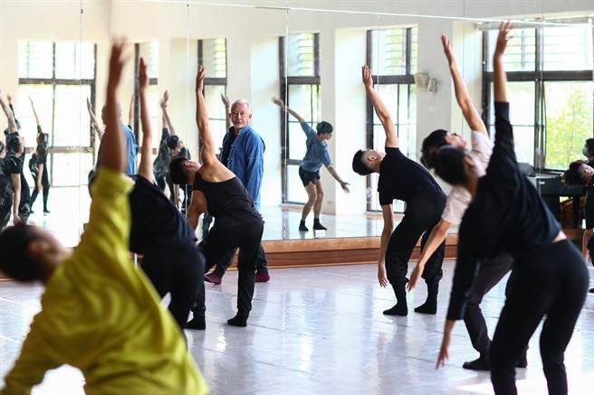 出生于柬埔寨，又因为战乱而辗转到中国大陆成长，之后到澳洲发展，曾任职澳大利亚国家舞蹈剧场主要舞者，北艺大学舞蹈系主任、舞蹈家张晓雄乐在教学。（邓博仁摄）