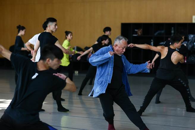 舞蹈家张晓雄的舞蹈课，教导学生如何运用力学借力使力，让跳舞更合乎人体工学。（邓博仁摄）