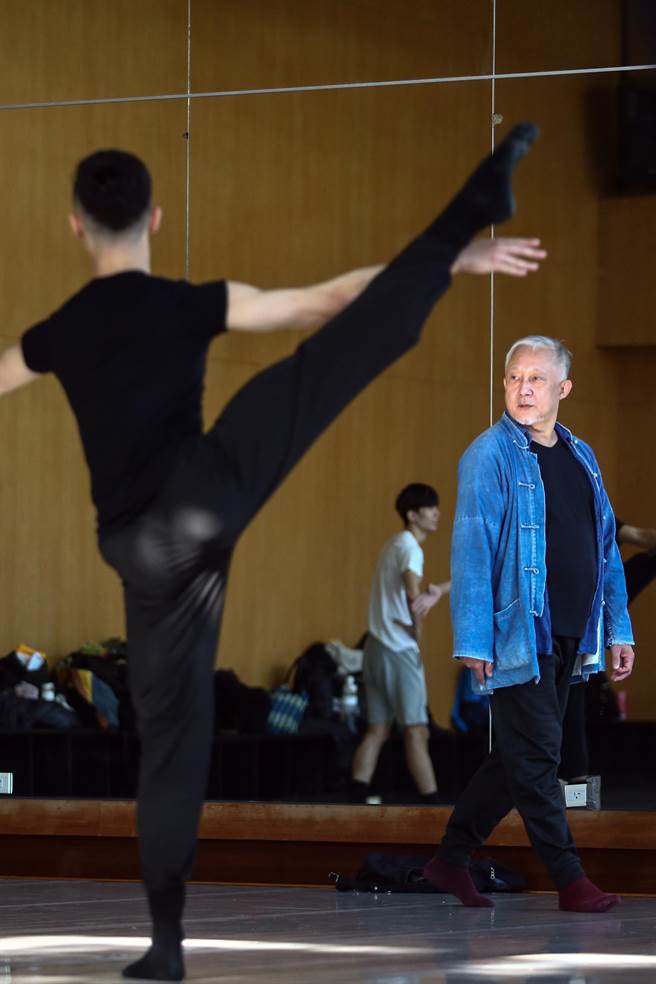 舞蹈家张晓雄的舞蹈课，教导学生如何运用力学借力使力，让跳舞更合乎人体工学。（邓博仁摄）