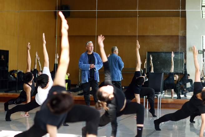 舞蹈家张晓雄一生漂泊，落脚在台湾，近期出版《践行者：张晓雄的创作人生》一书，分享他创作与教学人生。（邓博仁摄）