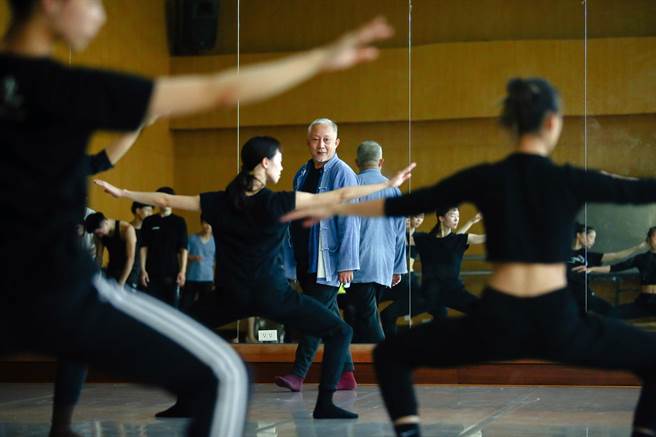 舞蹈家张晓雄的舞蹈课，他仔细端详学生的姿势，并提出实际改正方法。（邓博仁摄）