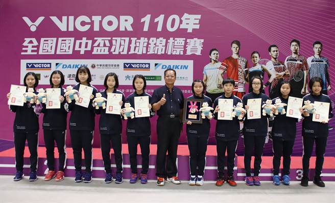 中华羽协副理事长蔡金年颁发110年全国国中杯羽球锦标赛女子团体冠军。（中华羽协提供）