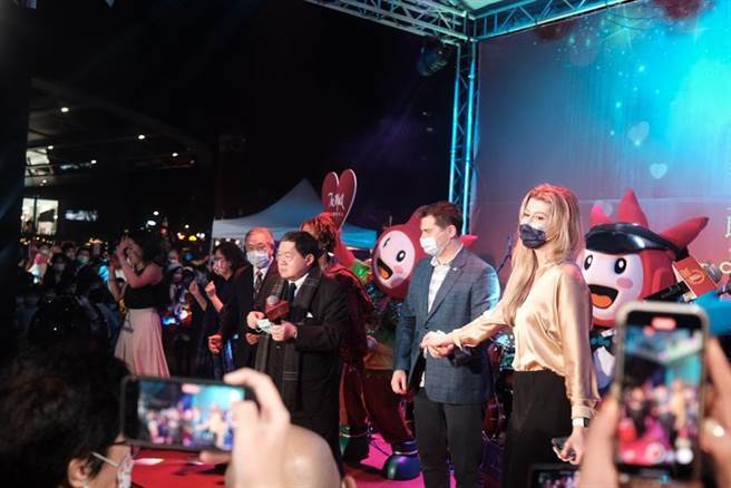 遠東集團徐旭東一反常態，耶誕點燈後不受訪。（圖／李麗滿）