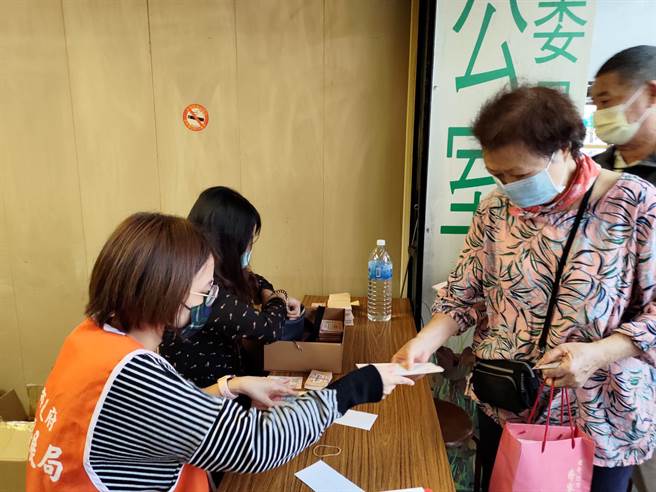 高市府工作人员在林靖夜市发放第二波商圈夜市券，现场排队人潮涌现。（高市经发局提供）