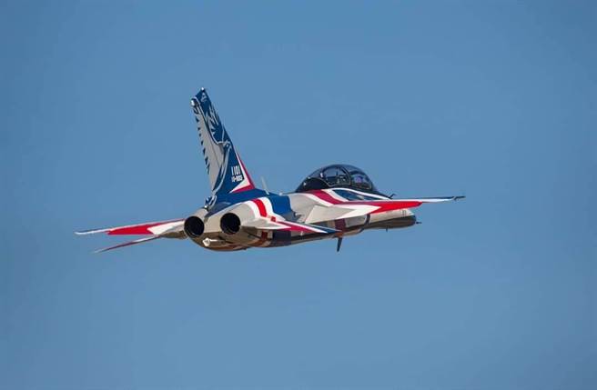 横跨中央山脉，首架勇鹰高教机飞交。空军脸书