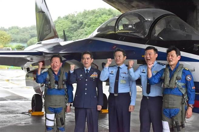 首架勇鹰高教机飞交台东志航基地。空军脸书