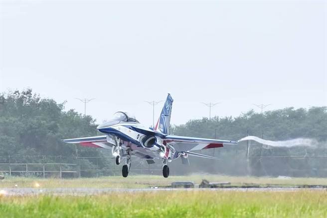 横跨中央山脉，首架勇鹰高教机飞交。空军脸书