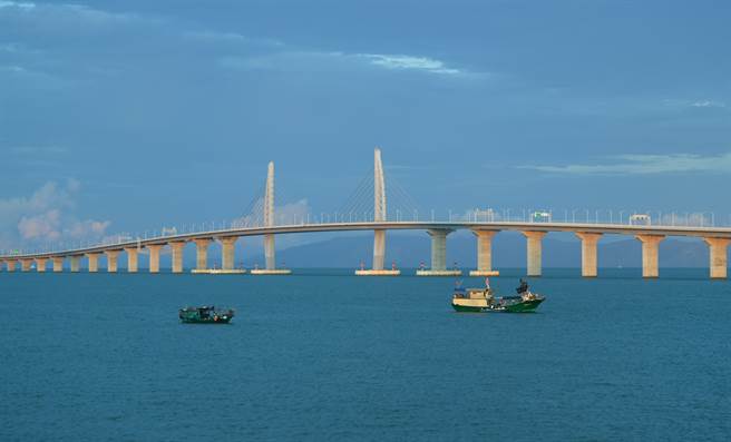 港珠澳大橋完成後，大陸工程界對克服台灣海峽地理與技術難題建造台海通道有十足信心。圖為港珠澳大橋。（圖／新華社）