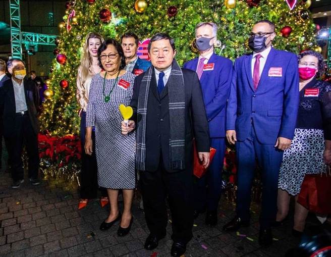 針對日前遠東集團遭大陸開罰一事，徐旭東（中）完全不受媒體採訪。（石智中攝）