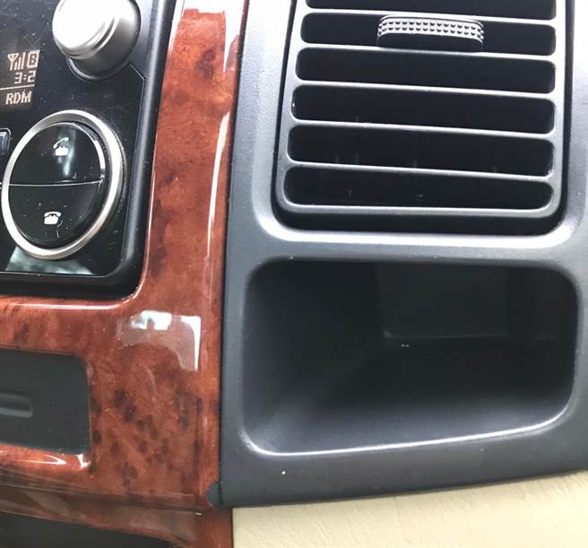 网友好奇，汽车仪表板右下方的小格子有何用途。（图片翻摄自Facebook／爆系知识家）