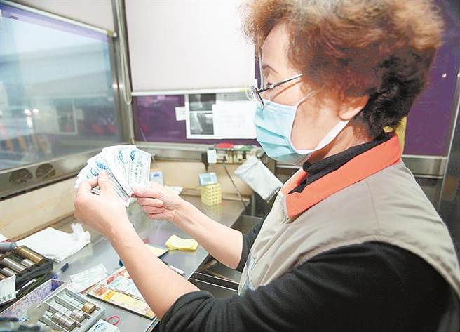 2013年下半年起，随着所有收费站停用及拆除，回数票已走入歷史。图为泰山收费站收费员忙碌点回数票的存根。（本报资料照／陈怡诚摄）