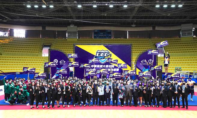 「大專院校109學年度啦啦隊錦標賽」29日在台中熱鬧登場，共30所大專院校、約500名選手齊聚台體大學體育館參賽。（台中市府提供／盧金足台中傳真）  