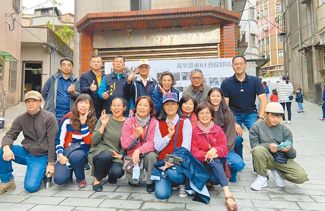 计画主持人致理科大通识教育学部助理教授陈颖慧（前排左三）与在地里民出席「万里港东84艺绽驿站」成果发表会。图／致理科大提供