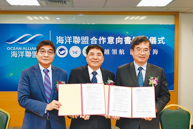 高雄科技大學校長楊慶煜（右）、國立臺灣海洋大學校長許泰文（中）、台北海洋科技大學校長林俊彥（左）共同為海洋聯盟簽約。圖／高科大提供