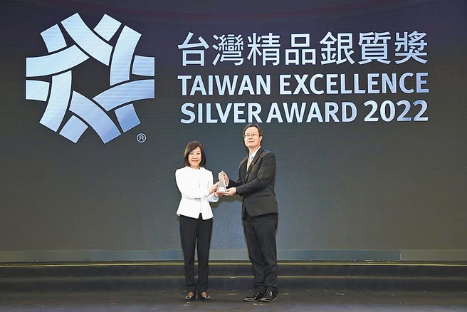 友嘉公司副總經理繆武良（右）接受國貿局局長江文若（左）頒發台灣精品銀質獎。圖／業者提供