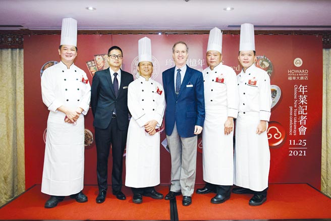 江南春主厨刘宜嘉（左起）、餐饮部协理郑博修、珍珠坊主厨叶晋诚、台北福华大饭店总经理肖瑞强、蓬莱邨主厨王永宗及点心坊主厨巫政翰。图／台北福华大饭店提供