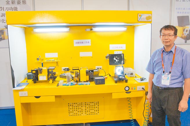 周志龙介绍元禄亦磨刀机系统。图／周荣发