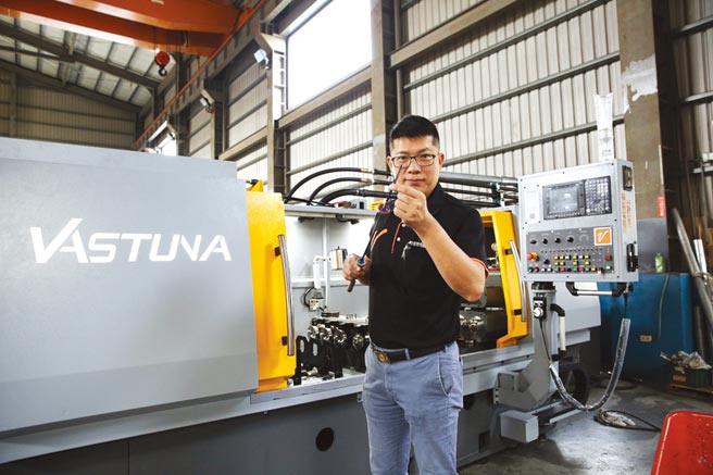 緯斯特生產槍鑽及砲鑽系統加工機台，搶占國內外深孔加工機市場；圖為總經理賴信甫。圖／業者提供