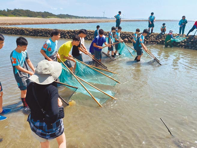 桃園市新屋高中為讓學生多元學習製作學習歷程，發展在地學問學生踏查新屋石滬。（新屋高中提供／呂筱蟬桃園傳真）